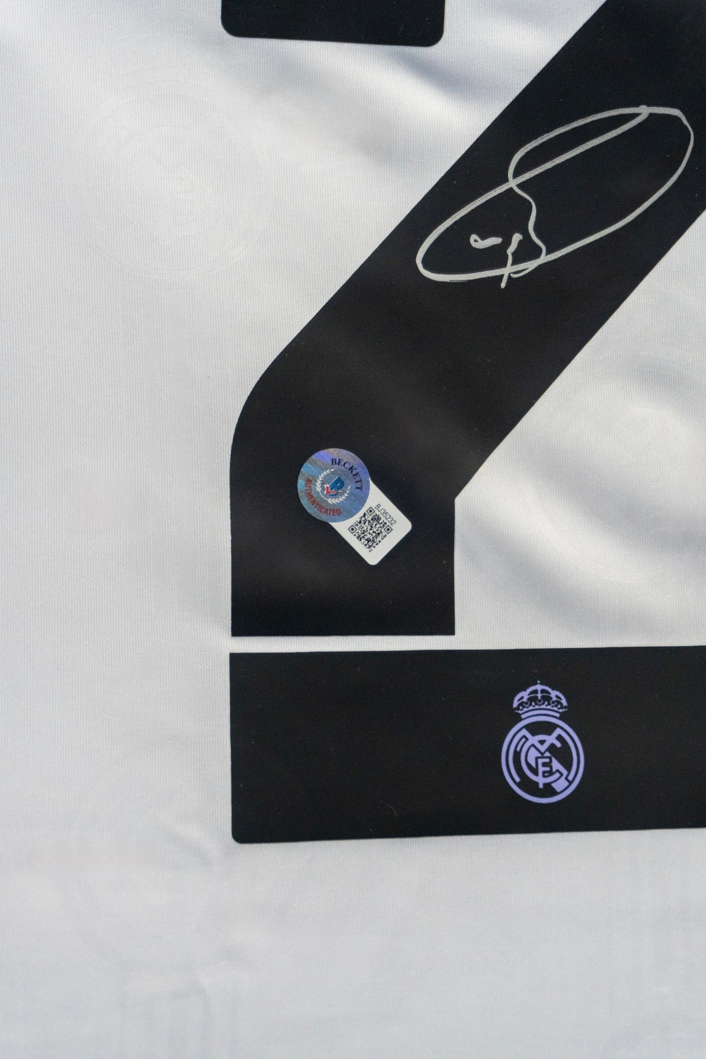 Vinicius Jr. Autographed Real Madrid #20 Jersey | Beckett BAS Certified | Framed