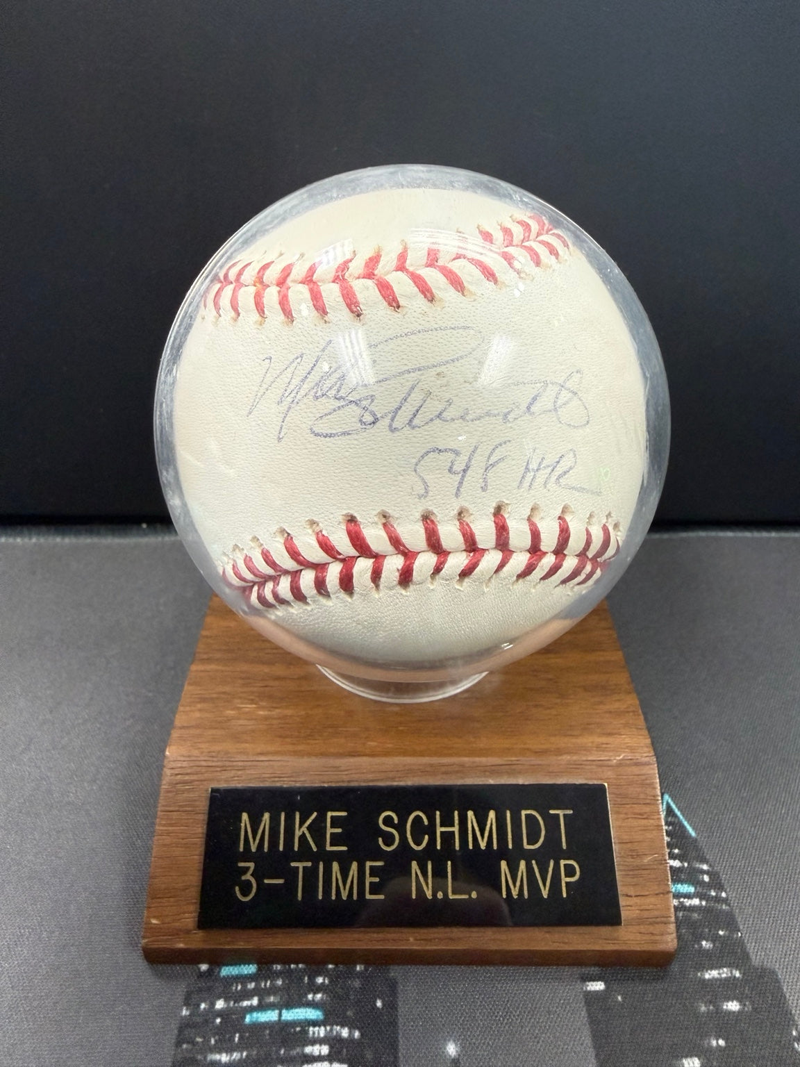 Mike Schmidt Autographed Baseball "548 HR" – MLB Authenticated with Display Stand